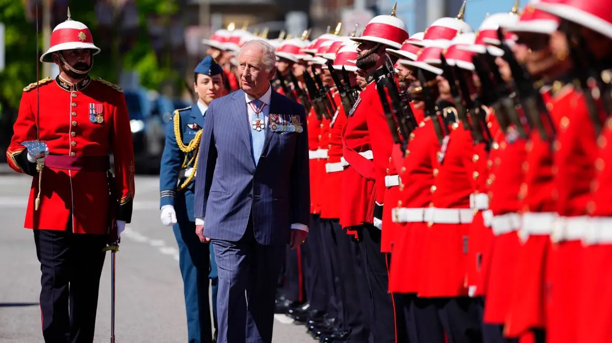 Britisches Königspaar besucht Kanada: 27.05.2025, Kanada, Ottawa: König Charles schreitet die Ehrengarde ab am Gebäude des kanadischen Senats in Ottawa. Foto: (Justin Tang/The Canadian Press/dpa +++ dpa-Bildfunk +++