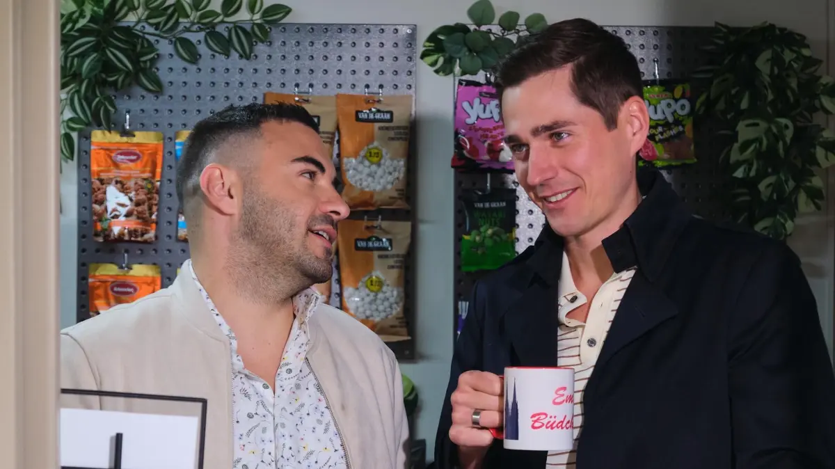 Easy (Lars Steinhöfel, l.) gesteht Ringo (Timothy Boldt) ein, sein neues Business-Ich nur in kleiner Dosierung zu vertragen.