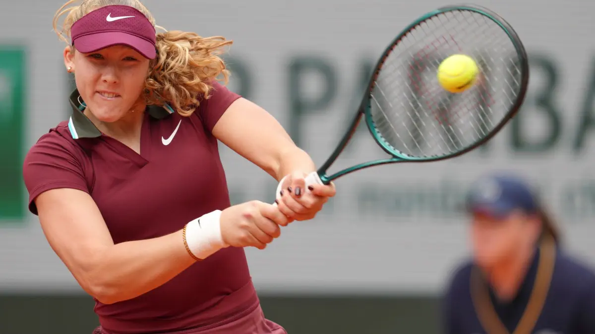 French Open: 27.05.2025, Frankreich, Paris: Tennis, Grand Slam, WTA-Tour, French Open, 1.Runde, Roland-Garros-Stadion, Andreeva (Russland) - Bucsa (Spanien): Mirra Andreeva in Aktion. Foto: Aurelien Morissard/AP/dpa +++ dpa-Bildfunk +++