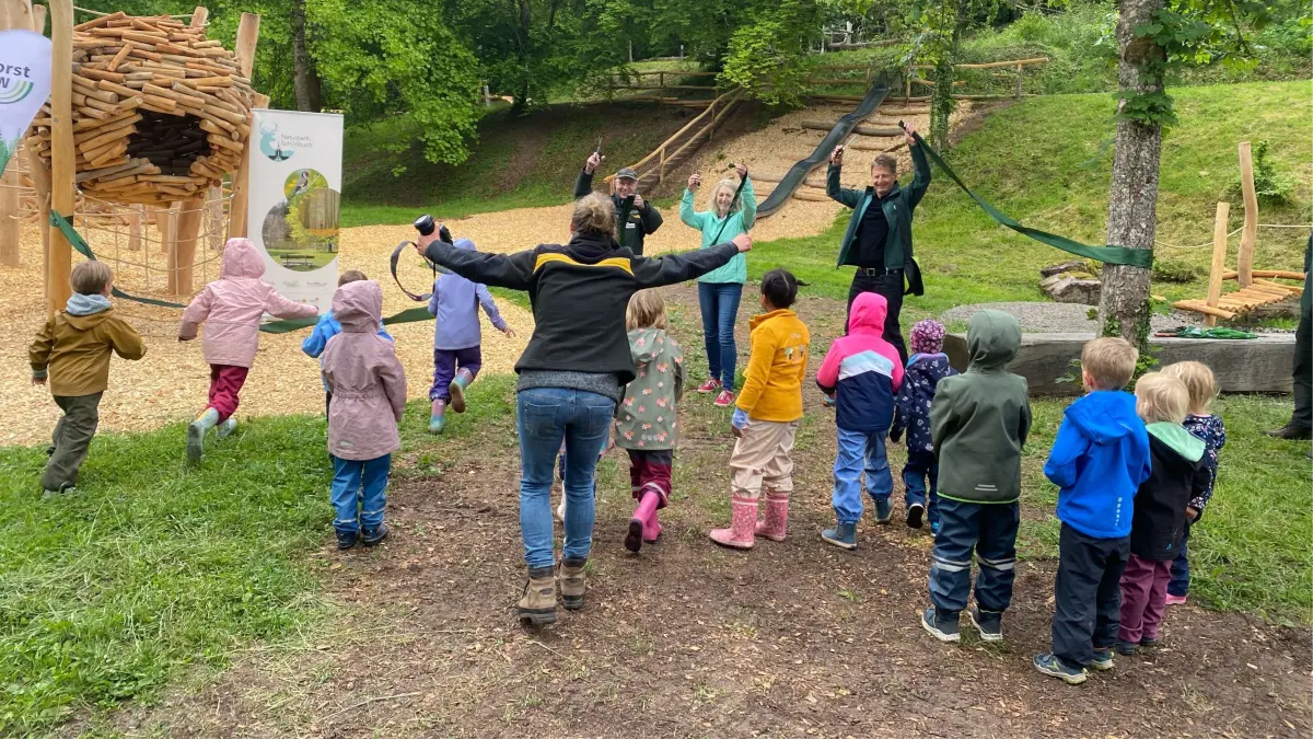 Das Band ist zerschnitten: Die Kinder aus dem Kinderhaus Alemannenweg stürmen den Spielplatz Saurucken.