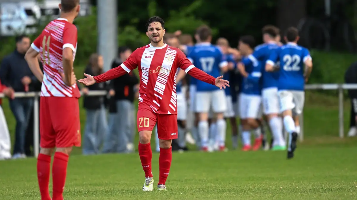 Bezirkspokal Alb 24/25, Finale Herren in Rübgarten, TSV Hirschau - VfL Pfullingen U23: Bezirkspokal Alb 24/25, Finale Herren in Rübgarten, TSV Hirschau - VfL Pfullingen U23, 28.05.2025 - Enttäuschung bei Alexander Lauxmann (links) und Daniel Genuardi (rechts, beide Hirschau) während die Pfullinger das Tor feiern
Foto: Axel Grundler