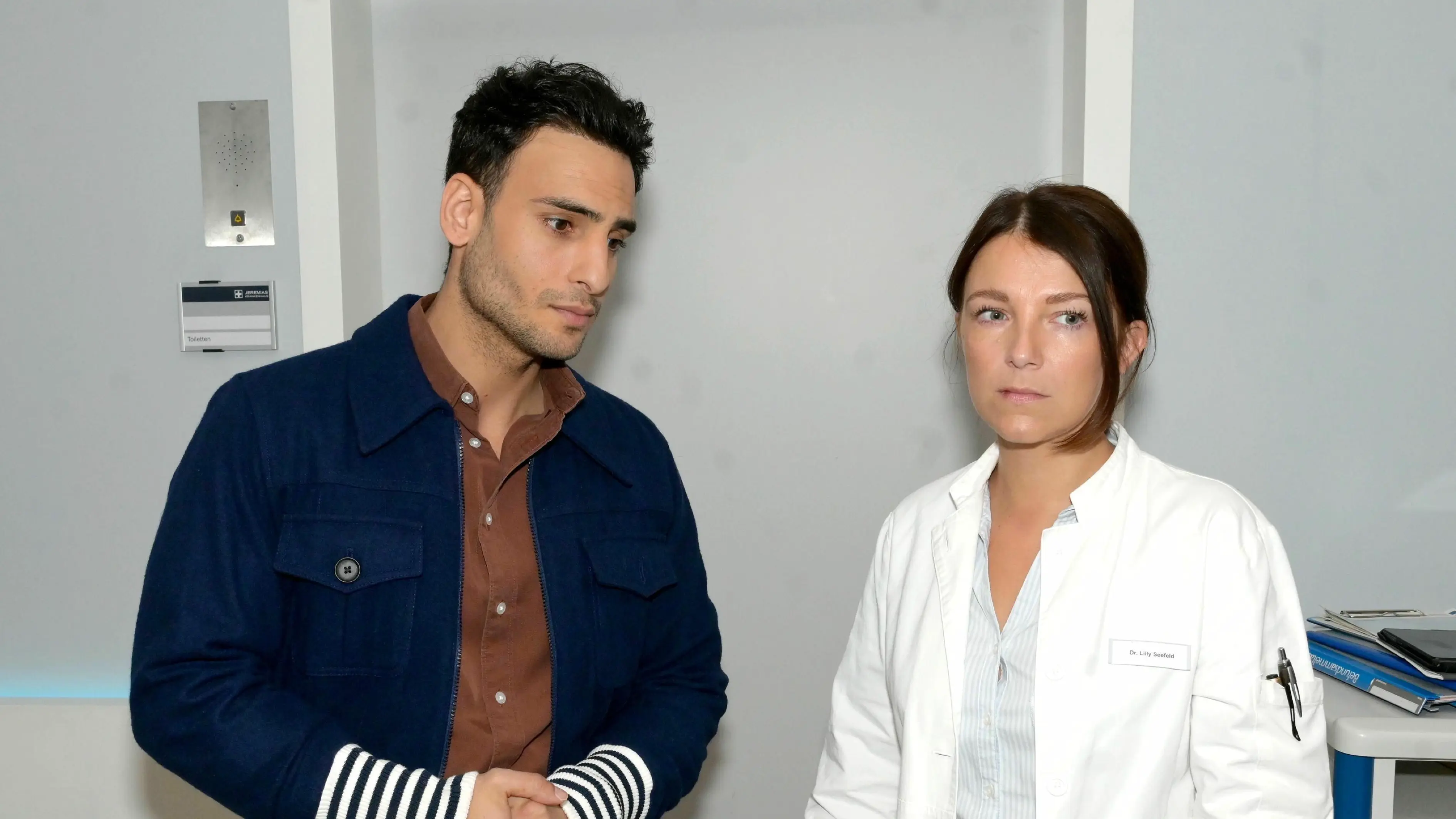 Nihat (Timur Ülker) setzt Lilly (Iris Mareike Steen) mit seinem Kinderwunsch unter Druck.