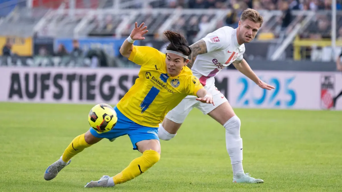 Lok Leipzig - TSV Havelse: 28.05.2025, Sachsen, Leipzig: Fußball: Regionalliga, Relegation Hinspiel, Lok Leipzig - TSV Havelse im Bruno-Plache-Stadion. Leipzigs Mingi Kang (l) im Zweikampf mit Dominic Minz vom TSV Havelse Foto: Sebastian Kahnert/dpa +++ dpa-Bildfunk +++