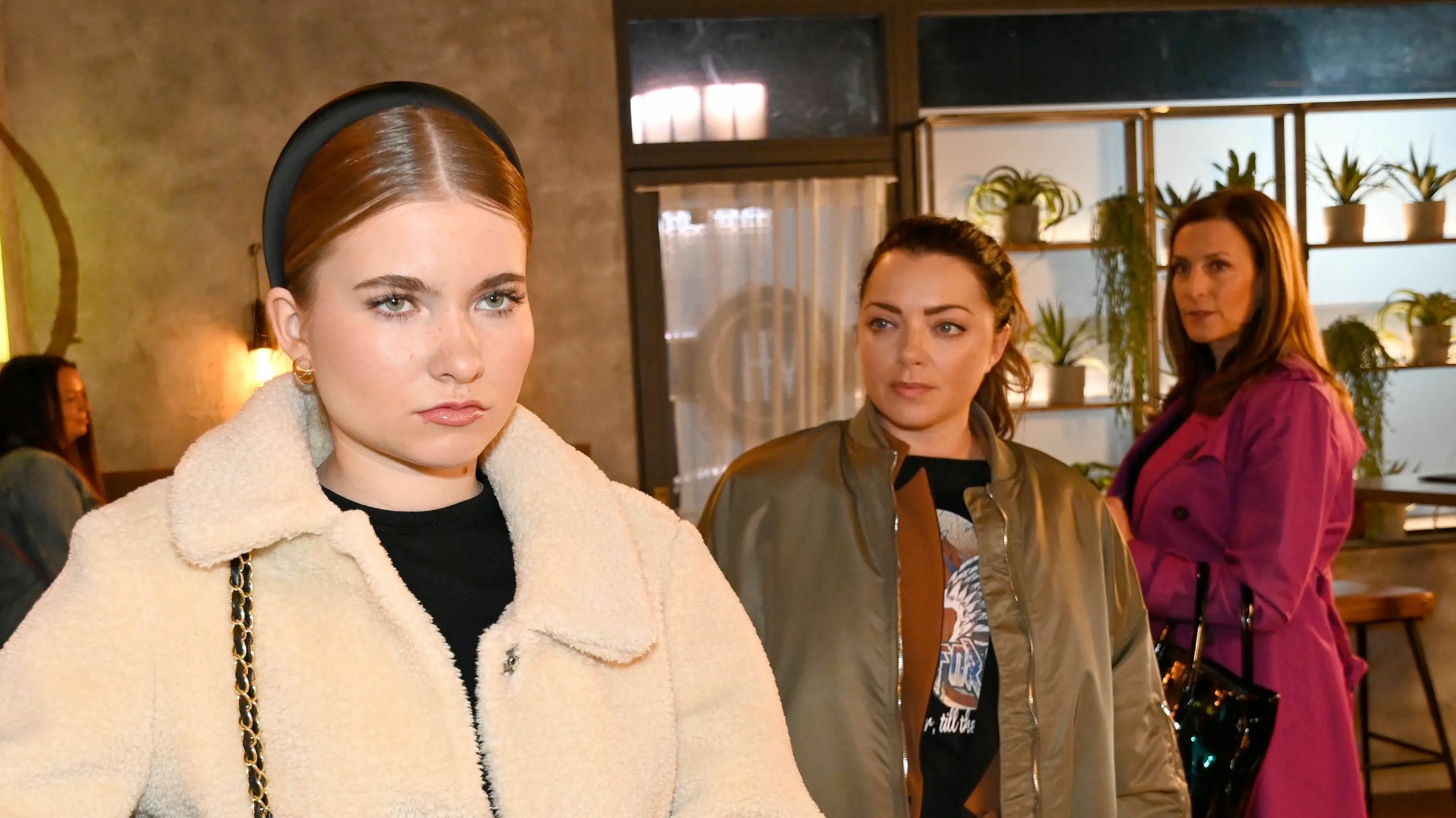 Katrin (Ulrike Frank, r.) muss befürchten, dass Johanna (Charlott Reschke, l.) doch noch von ihrer Intrige gegen Emily (Anne Menden) erfährt.