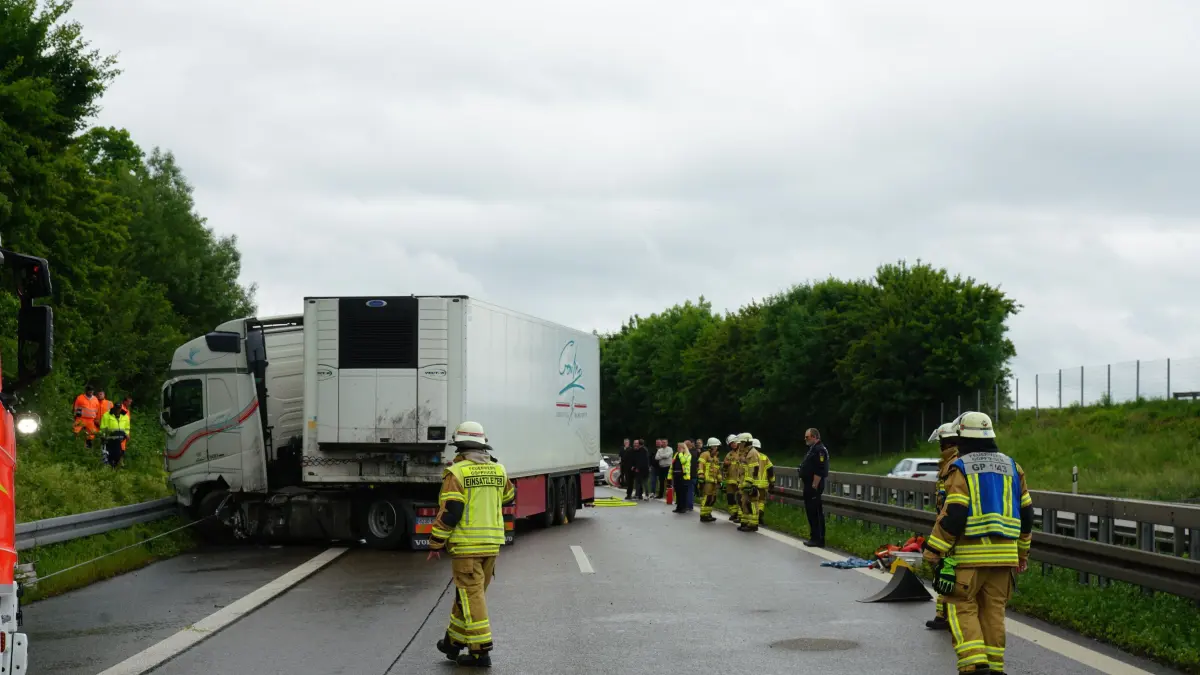 Goeppingen: LKW durch Aquaplaning von Fahrvahn abgekommen: Am Mittwochmorgen gegen 11:30 Uhr befuhr der Lenker eines LKW die B10 in Richtung Stuttgart. Auf Hoehe Faurndau kam er vermutlich aufgrund Aquaplaning von der Fahrbahn ab und prallte gegen die Leitplanke. Der Fahrer wurde nicht verletzt. Die Feuerwehr nahm Betriebsstoffe auf und sicherte das Fahrzeug. Ein Bergungsunternehmen bergt nun den LKW. Die B10 ist voll gesperrt.