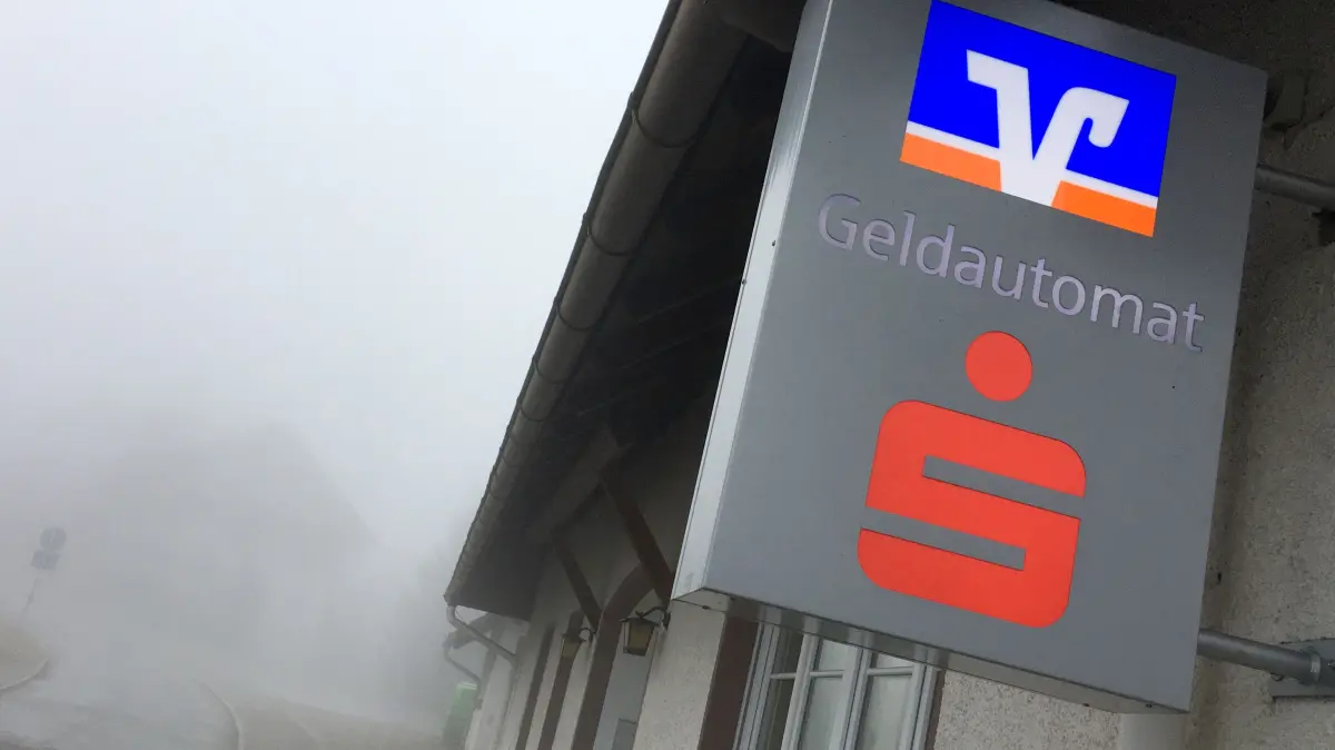 An einem Gebäude in Gersbach (Baden-Württemberg) hängt ein Hinweisschild für einen Geldautomaten, den Volksbank und Sparkasse gemeinsam betreiben, aufgenommen am 26.12.2016. Baden-Württembergs Banken dünnen ihr Filialnetz aus, um Kosten zu sparen - reine SB-Einrichtungen wie in Gersbach sind deutlich billiger. (zu dpa: «Das Banken-Filialsterben in Baden-Württemberg geht weiter» vom 04.02.2017) Foto: Wolf Dewitz/dpa ++ +++ dpa-Bildfunk +++
