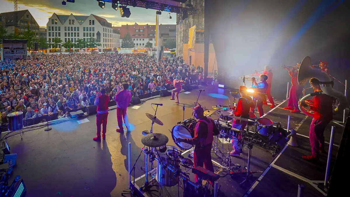 Deutsches Musikfest 2025: So war der erste Tag mit aktuellem Foto vom Open-Air-Konzert mit Moop Mama auf dem Münsterplatz