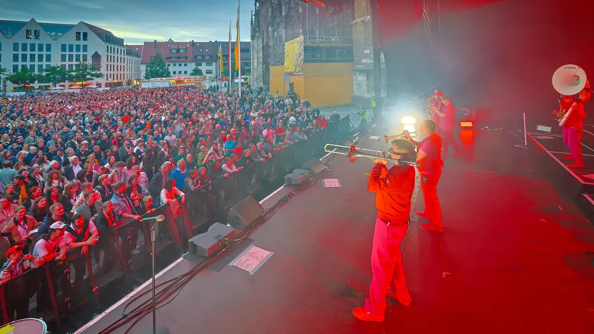 Deutsches Musikfest 2025: So war der erste Tag mit aktuellem Foto vom Open-Air-Konzert mit Moop Mama auf dem Münsterplatz