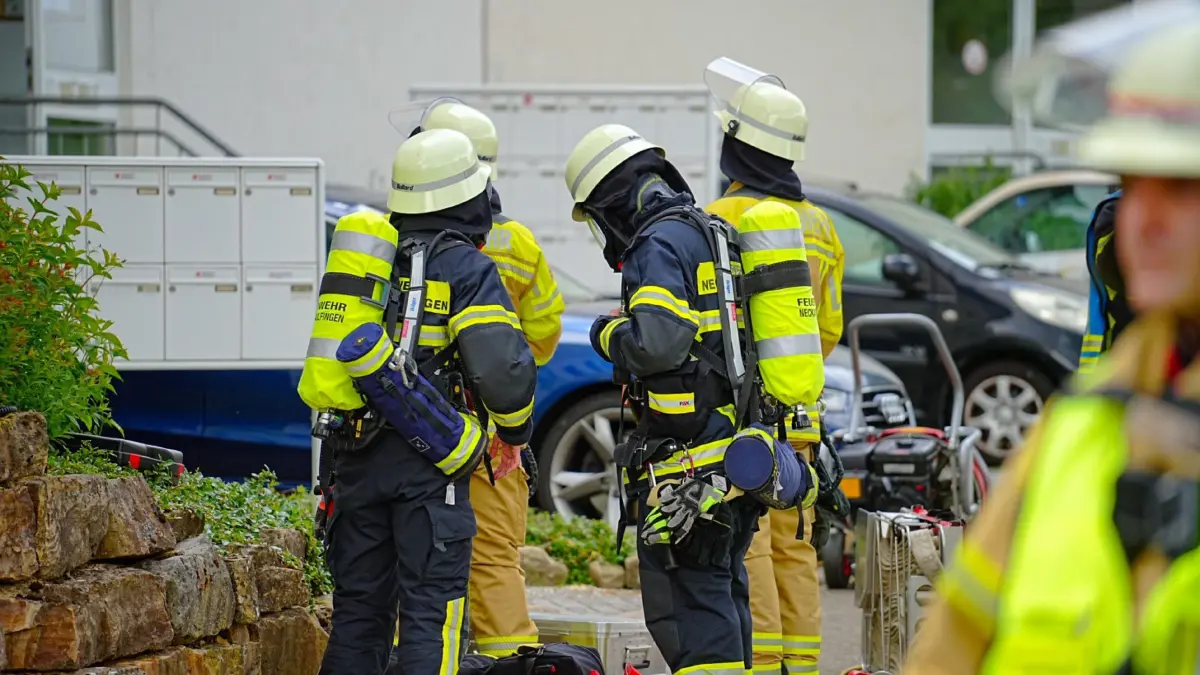 Am Donnerstagmittag wurde die Feuerwehr Neckartenzlingen in die Danziger Strasse alarmiert, nachdem eine Rettungswagenbesatzung bei einem Bewohner eingetroffen war, der ueber Unwohlsein klagte. Waehrend der Untersuchung der Person sprangen die Kohlenmonoxidwarner an, was zur Alarmierung der Feuerwehr fuehrte. <br />
<br />
Bei der Ankunft der Feuerwehr konnte eine erhoehte Kohlenmonoxidkonzentration im Mehrfamilienhaus festgestellt werden. Einige Bewohner hatten sich aus Sicherheitsgruenden auf die Balkone gefluechtet. Die Einsatzkraefte beluefteten das Treppenhaus, um die Schadstoffkonzentration zu reduzieren, und suchten gleichzeitig nach der Quelle des Kohlenmonoxid, die mutmasslich vom Herd ausgehen koennte. <br />
<br />
Der Einsatz laeuft noch. Aktuell werden nach und nach Bewohner evakuiert.