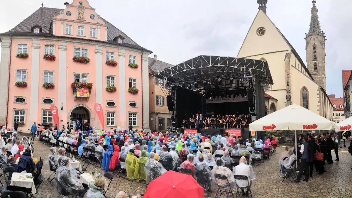 (ohne Überschrift): Vorsicht: Dieses Foto ist möglicherweise nur für den einstigen Verlag Schwäbisches Tagblatt verwendbar. Verregnete Sommernachtsklassik, Rottenburger mARKTPLATZ 28.7.2023, Bild: Ulrich Janßen