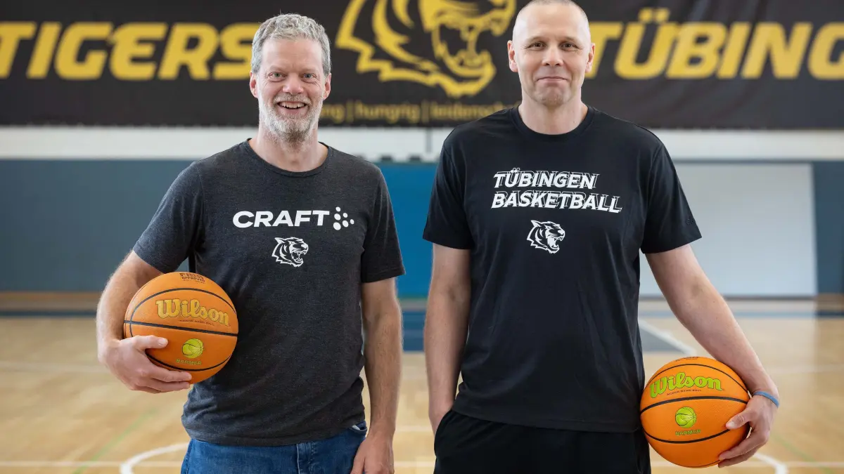Sportdirektor Eric Detlev (links) und Trainer Henrik Sonko in der Trainingshalle der Tigers Tübingen.