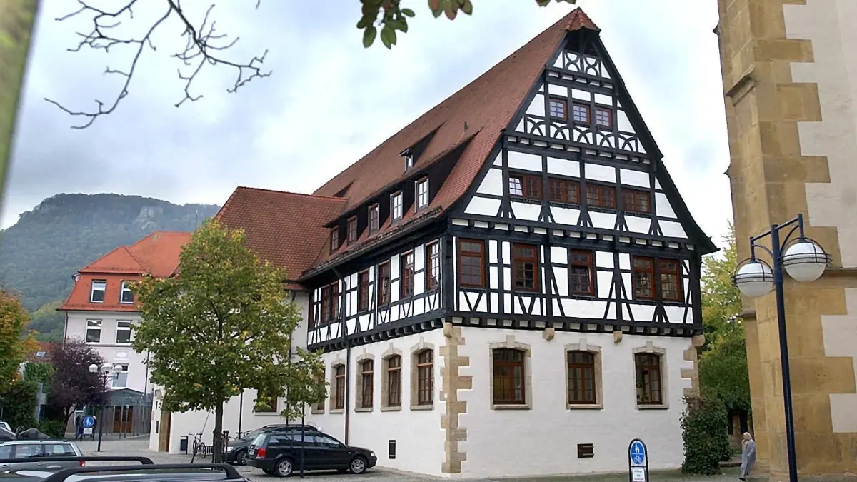 Das Rathaus birgt 500 Jahre Geschichte: Markantes Gebäude in der Ortsmitte dettingen rathaus schloessle - Honorarfrei - MUV-MET-RED-303 - T.Kiehl -