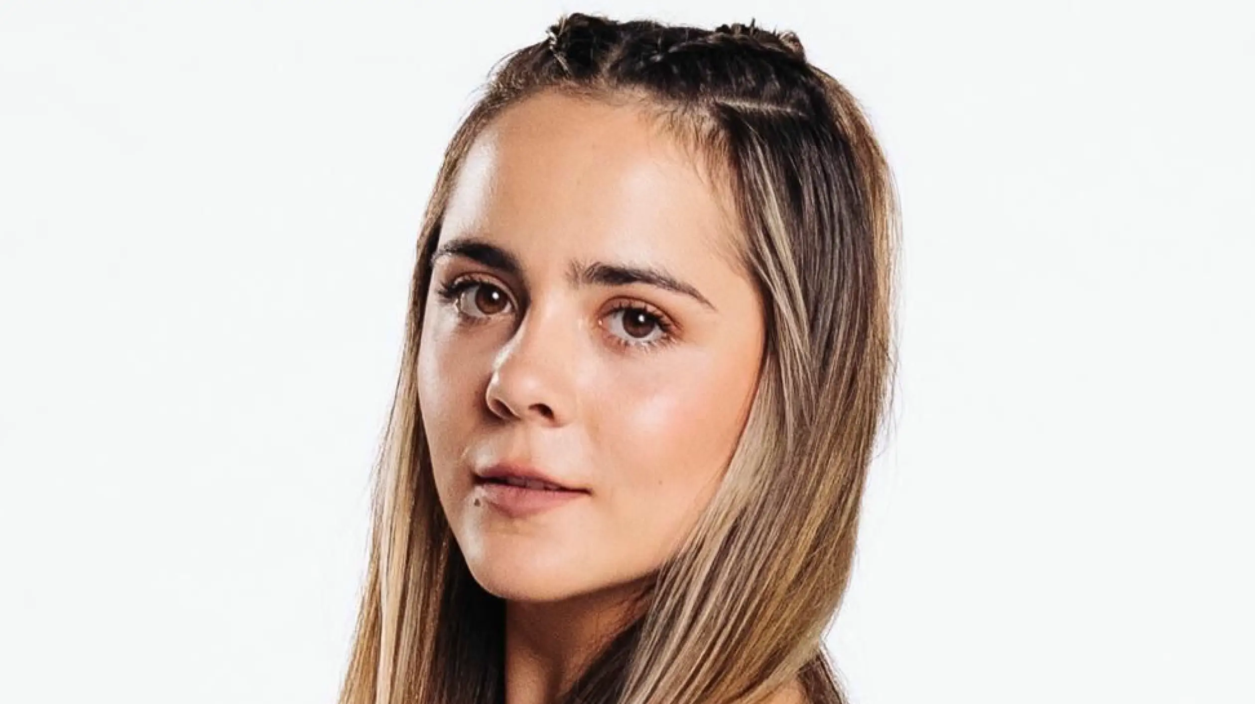 Große Trauer bei AWZ: Valea (Antonia Kolano) weiß noch nicht, dass ihre Mutter gestorben ist.