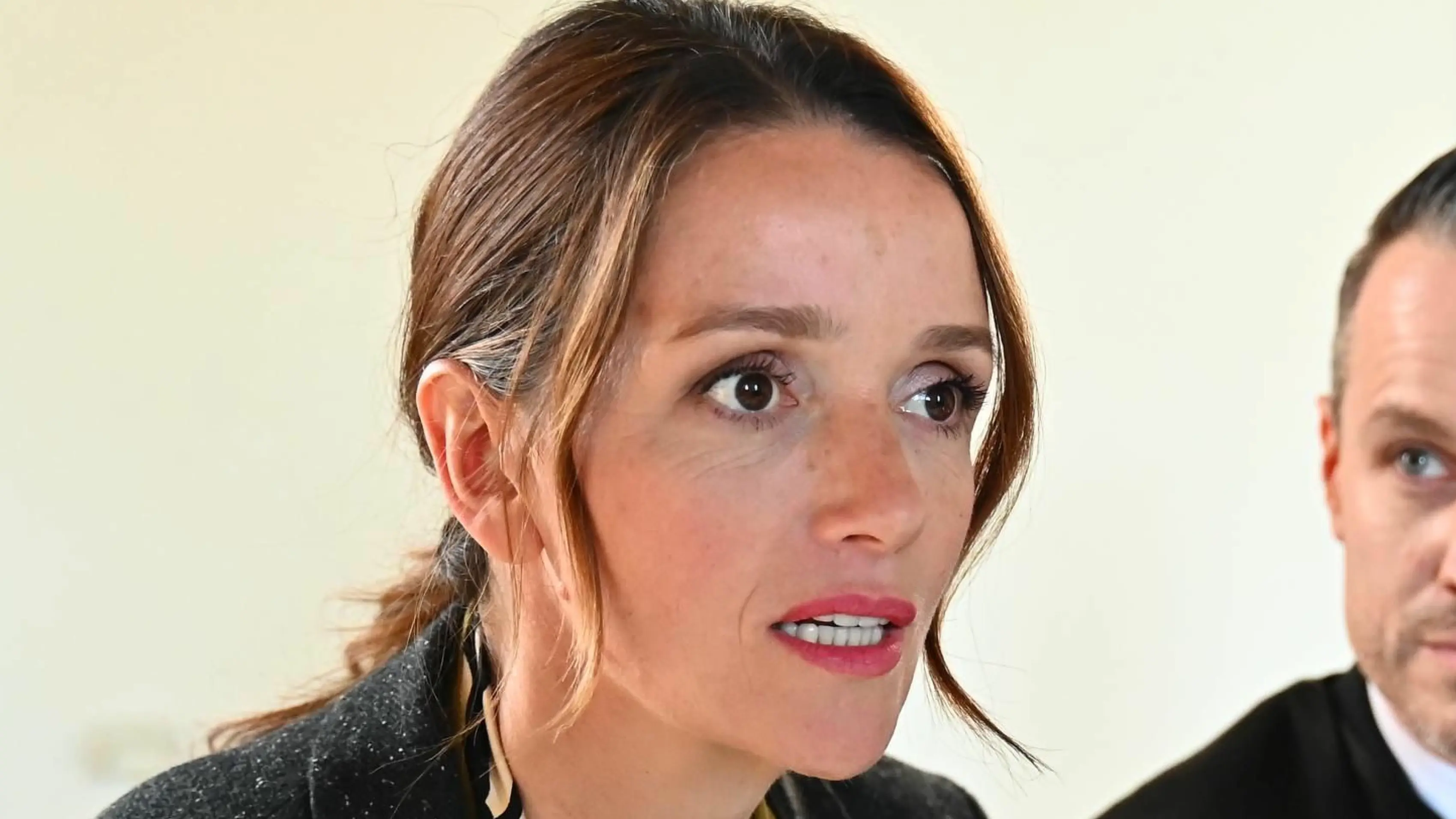 Jenny (Kaja Schmidt-Tychsen) muss sich bei AWZ vor Gericht verantworten.