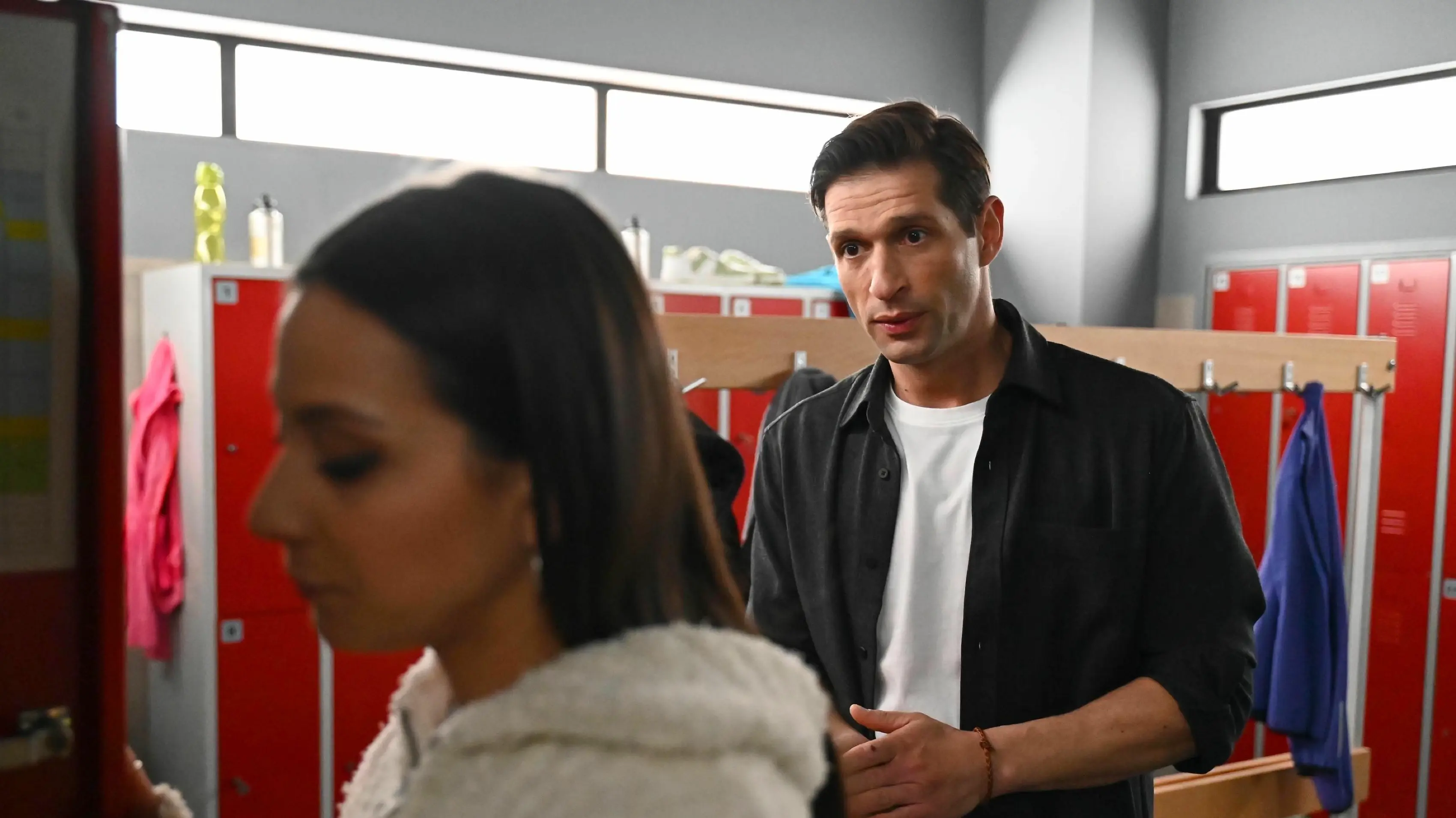 Charlie (Shaolyn Fernandez) versichert Deniz (Igor Dolgatschew), sich nicht verunsichern zu lassen.