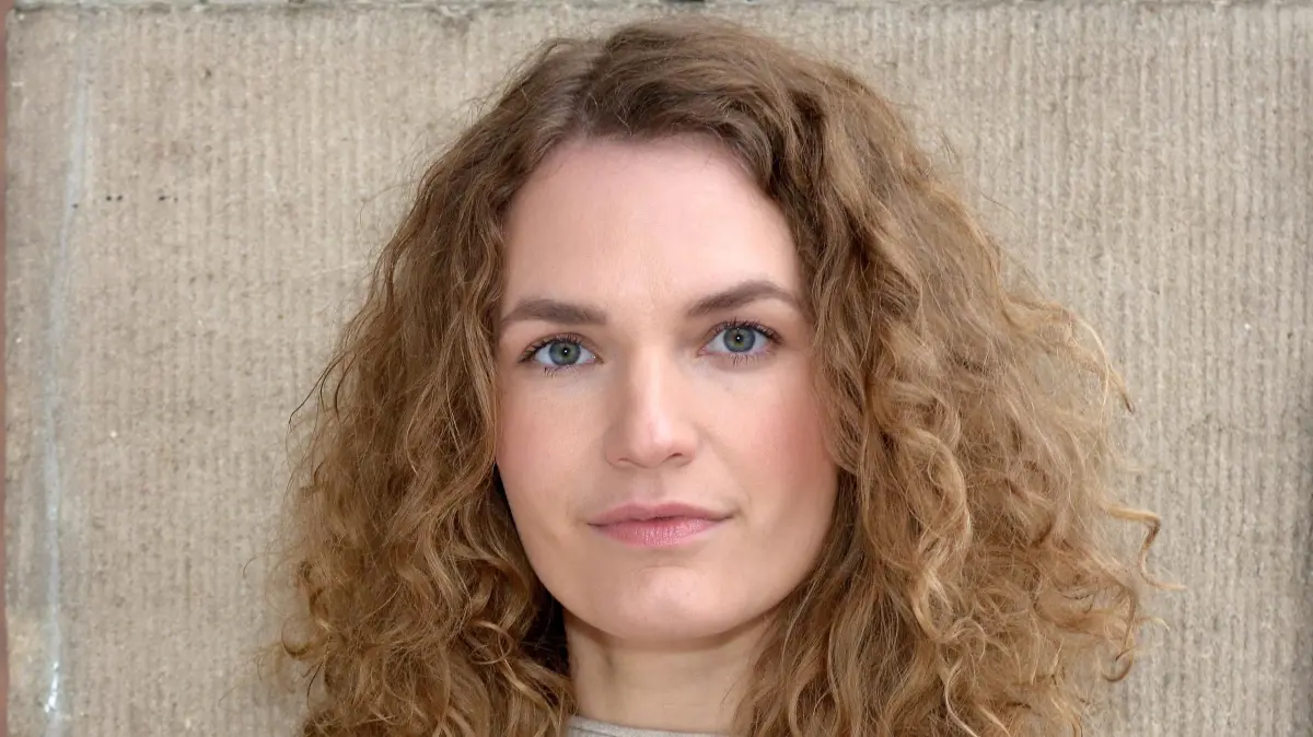 Paulina (Christian Arends) ahnt nicht, dass Zoe ihr wegnehmen will.