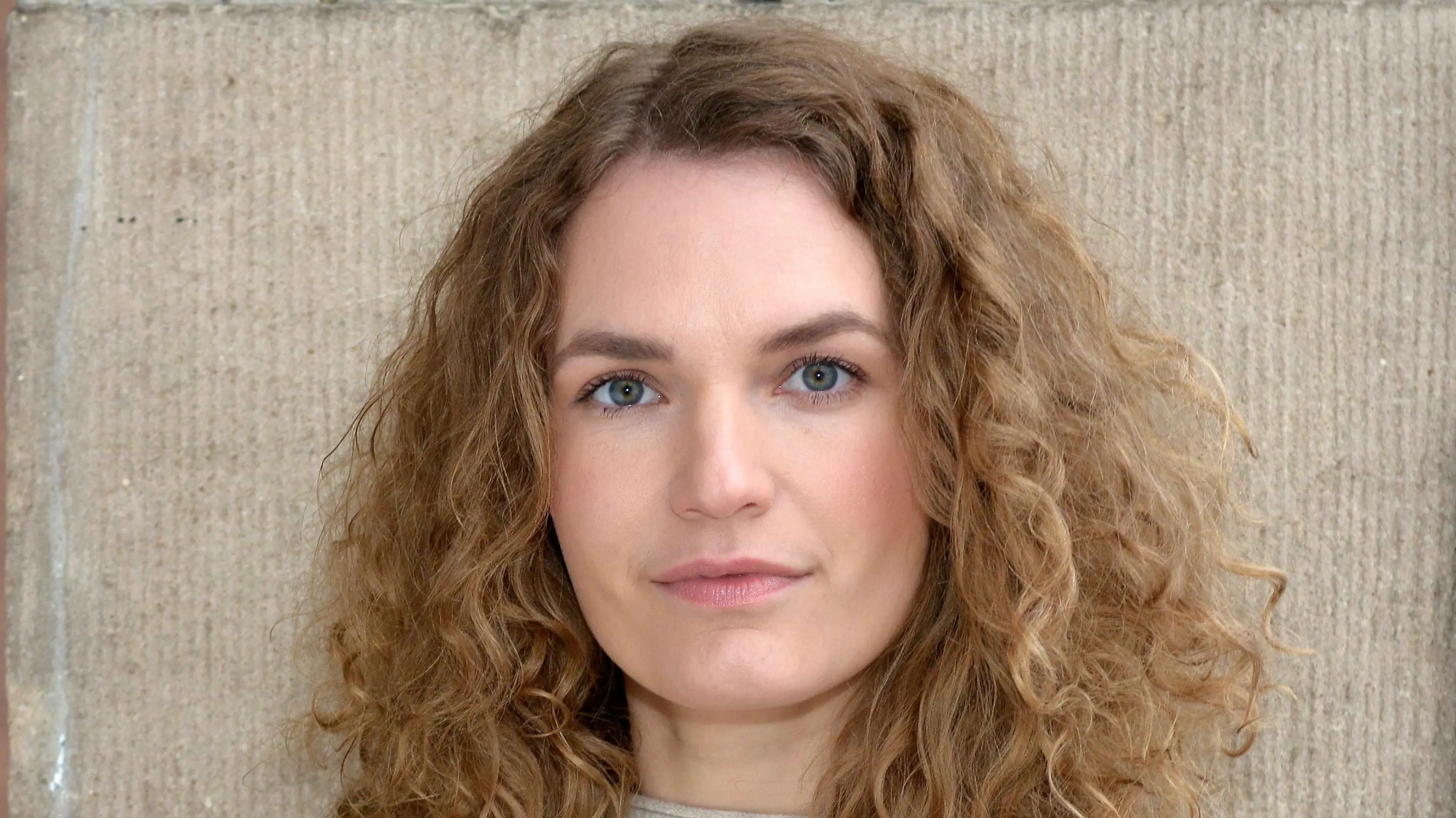 Paulina (Christian Arends) ahnt nicht, dass Zoe ihr wegnehmen will.