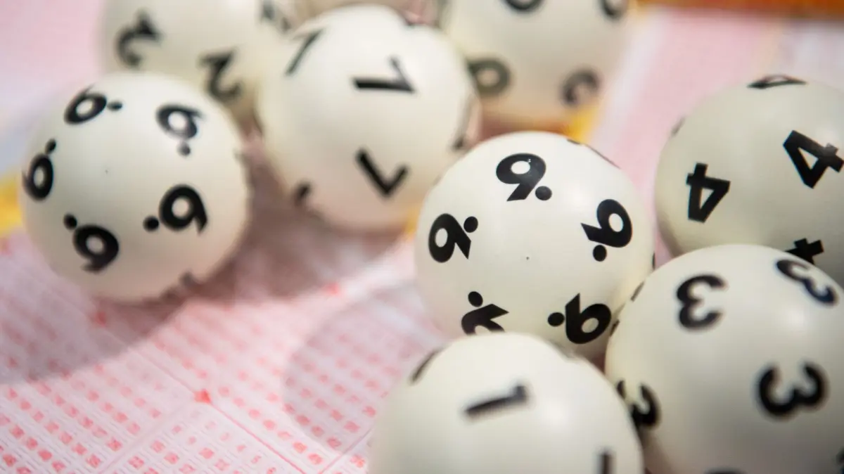 Lotto: ILLUSTRATION - 08.01.2020, Baden-Württemberg, Stuttgart: Lotto-Kugeln liegen auf einem Lottoschein. (zu dpa: «Jackpot geknackt - und fast 10,8 Millionen Euro gewonnen») Foto: Tom Weller/dpa +++ dpa-Bildfunk +++