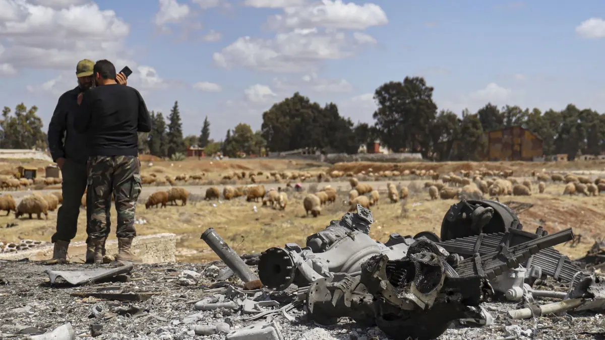 03.04.2025, Syrien, Hama: Zwei syrische Armeeoffiziere inspizieren den Ort eines israelischen Angriffs auf einen Militärflughafen in der Nähe von Hama. Foto: Uncredited/AP/dpa +++ dpa-Bildfunk +++