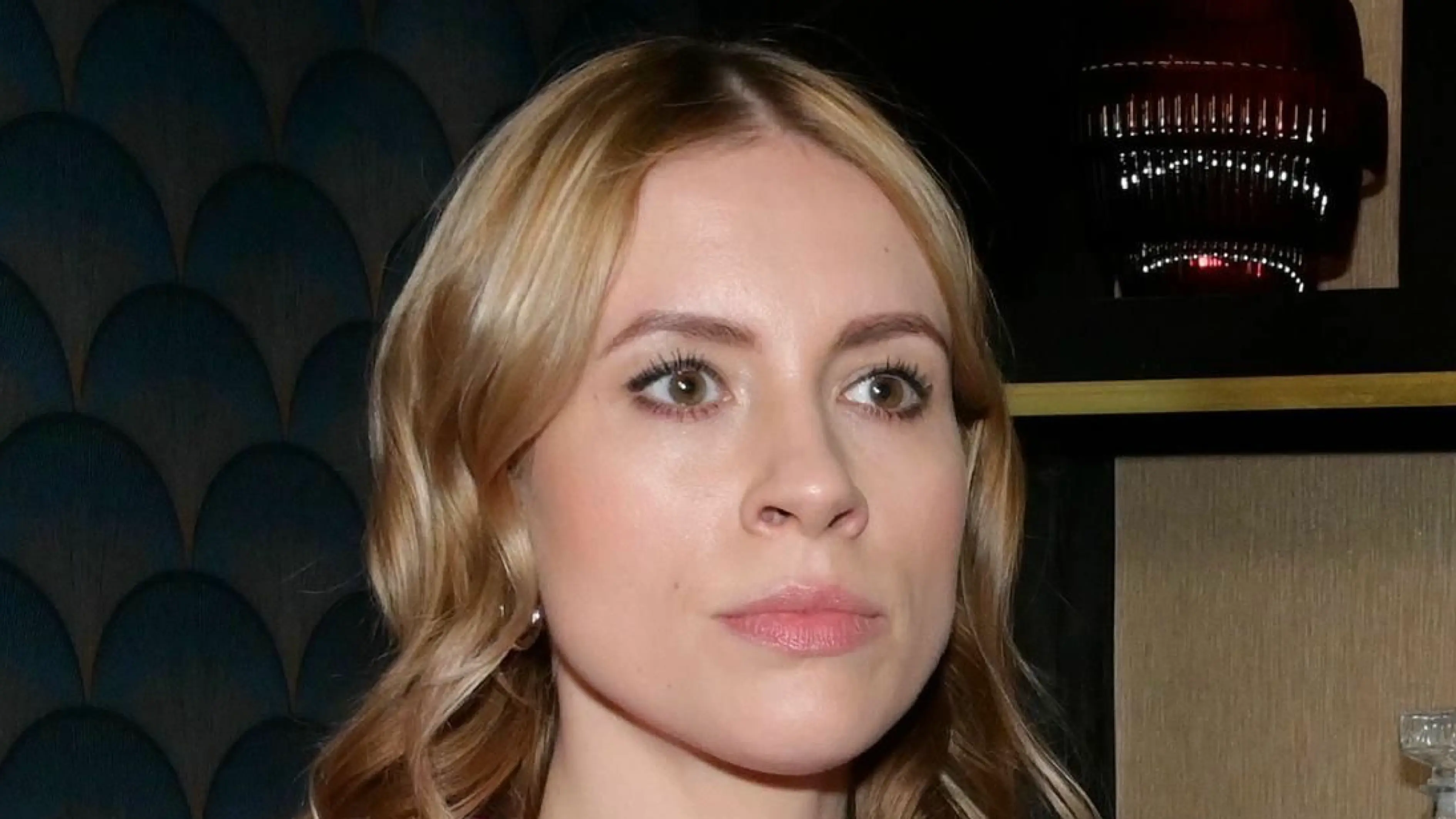 Zoe (Lara Dandelion Seibert) macht sich bei GZSZ große Sorgen um ihre Tochter Clara.