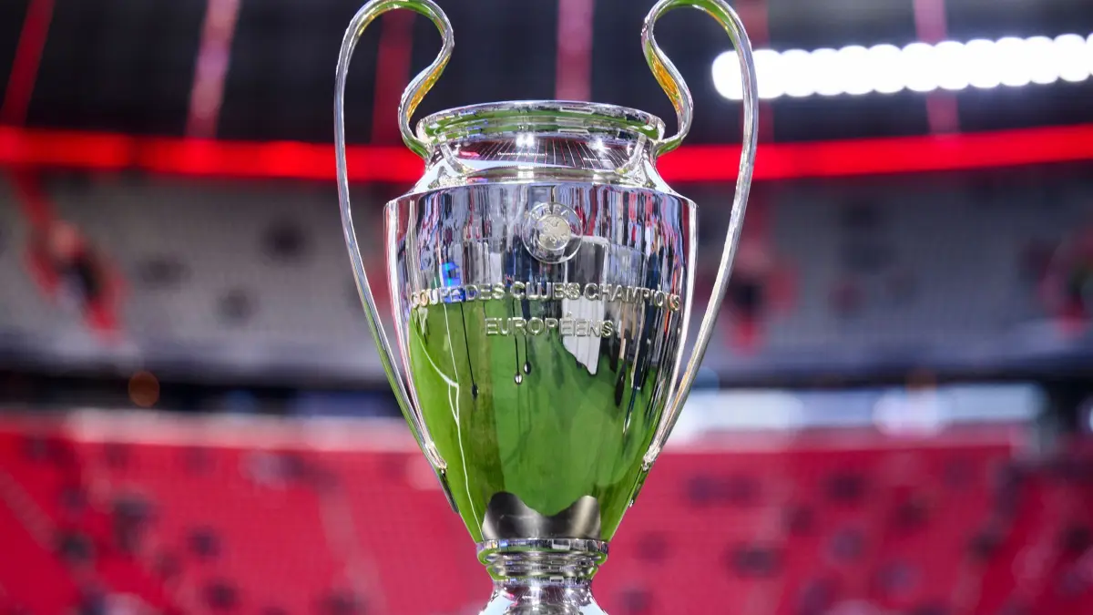 Pokal Champions League: ARCHIV - 08.04.2025, Bayern, München: Fußball: Champions League, Bayern München - Inter Mailand, K.o.-Runde, Viertelfinale, Hinspiele, Allianz Arena. Der Pokal der UEFA Champions League steht vor dem Spiel im Stadion. (zu dpa: «Inter und Paris winkt Rekordpreisgeld in Champions League») Foto: Tom Weller/dpa +++ dpa-Bildfunk +++