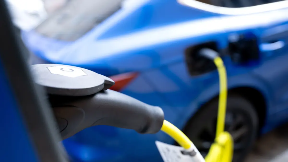 ARCHIV - 20.01.2025, Bayern, München: Ein Elektroauto steht in der Innenstadt an einer Ladesäule. (zu dpa: «Kauf von Elektroautos soll steuerlich attraktiver werden») Foto: Sven Hoppe/dpa +++ dpa-Bildfunk +++