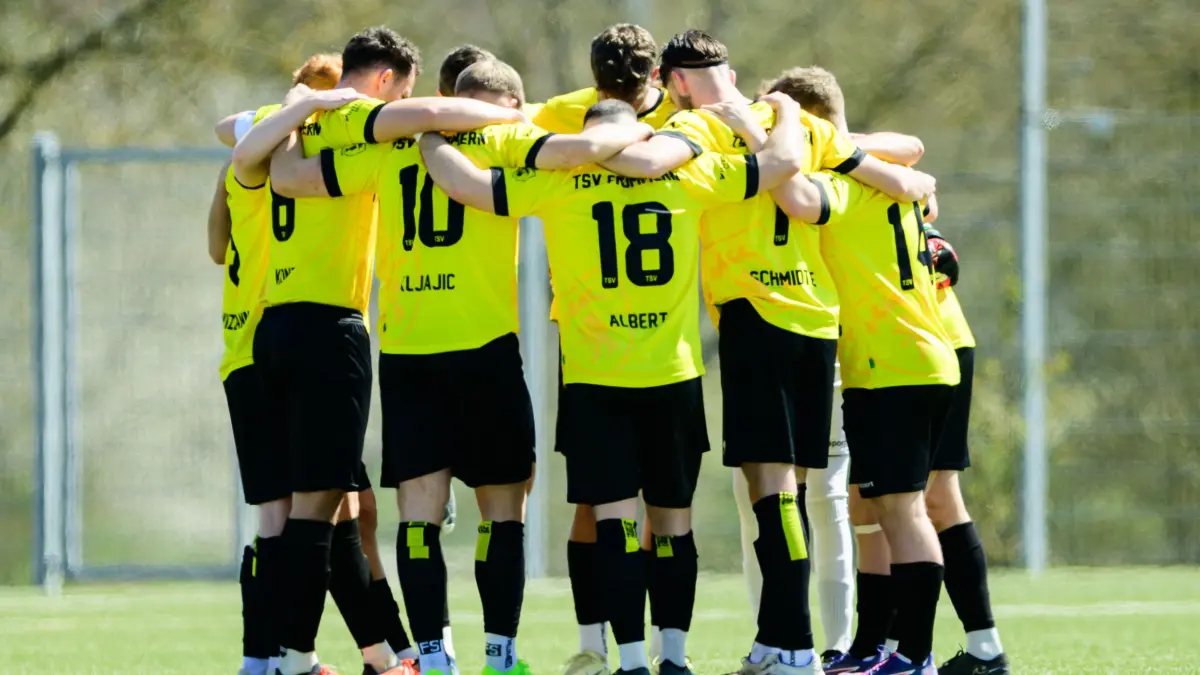 TSV Frommern, stimmt sich ein,
SG Empfingen vs. TSV Frommern, Fussball, Landesliga, Staffel 3, Wuerttemberg, 22. Spieltag, Spielzeit 2024/2025, 12.04.2025
Eibner-Pressefoto/Andreas Ulmer