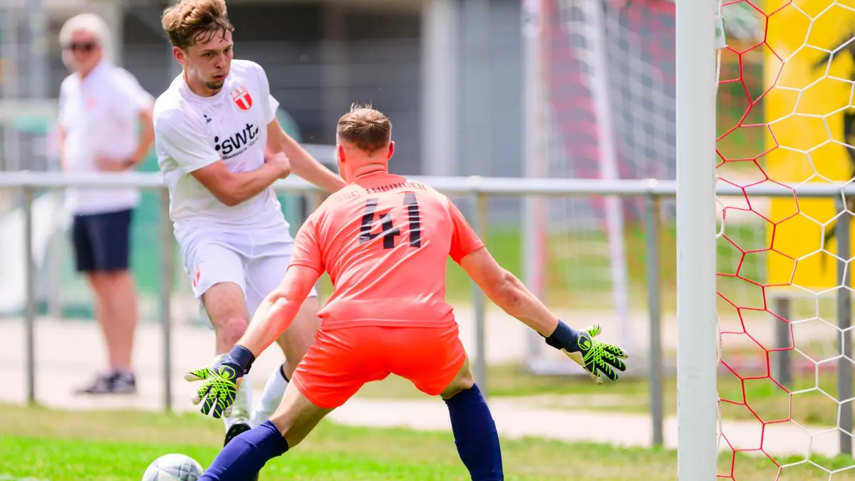 TSG Tuebingen II vs. SSC Tuebingen, Fussball, Bezirksliga Alb, Wuerttemberg, 29. Spieltag, Spielzeit 2024/2025, 01.06.2025: Max Staib (TSG Tuebingen II, #07) erzeilt fast sein 4 tes Tor, Torwart Julian Hornberger (SSC Tuebingen, #01), rettet,
TSG Tuebingen II vs. SSC Tuebingen, Fussball, Bezirksliga Alb, Wuerttemberg, 29. Spieltag, Spielzeit 2024/2025, 01.06.2025
Eibner-Pressefoto/Andreas Ulmer