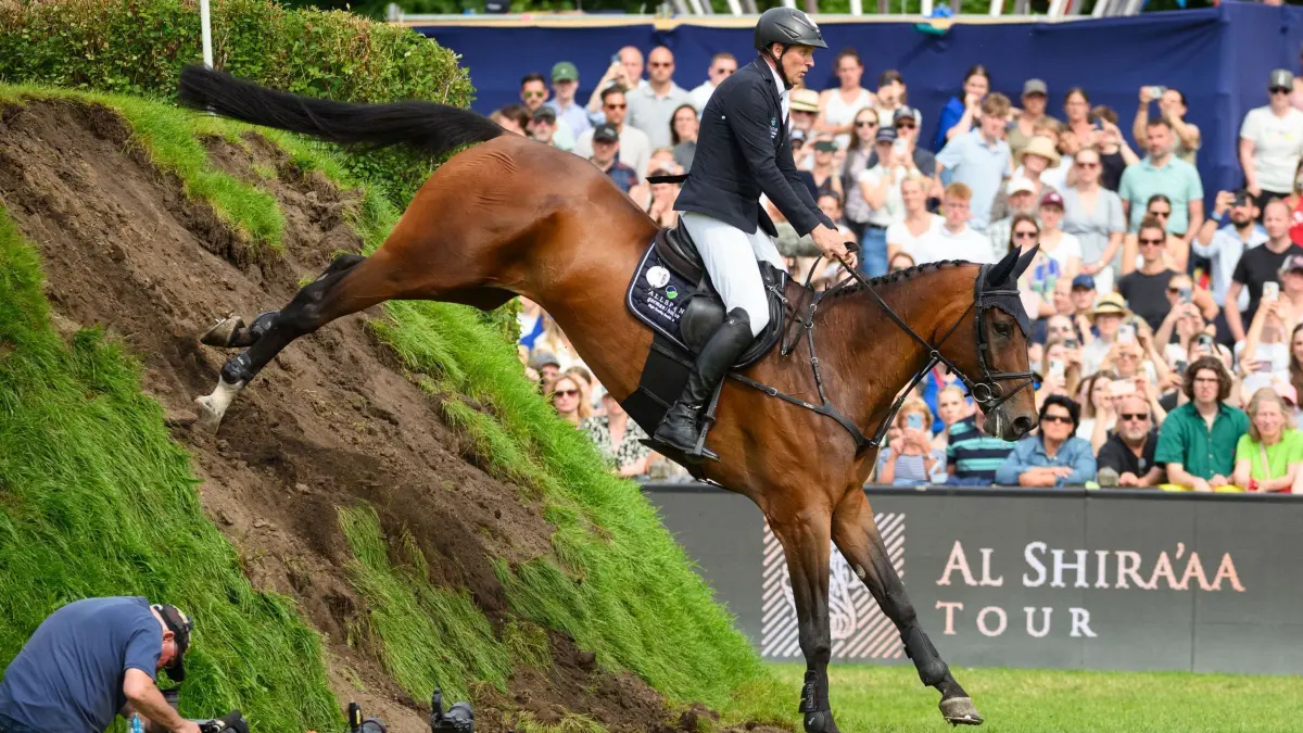 Pferdesport: Deutsches Spring- und Dressur Derby: 01.06.2025, Hamburg: Pferdesport: Springen, Deutsches Spring- und Dressur Derby, 94. Deutsches Spring-Derby. Der Deutsche Andre Thieme reitet auf seinem Pferd „Paule S“ über ein Hindernis. Foto: Gregor Fischer/dpa +++ dpa-Bildfunk +++