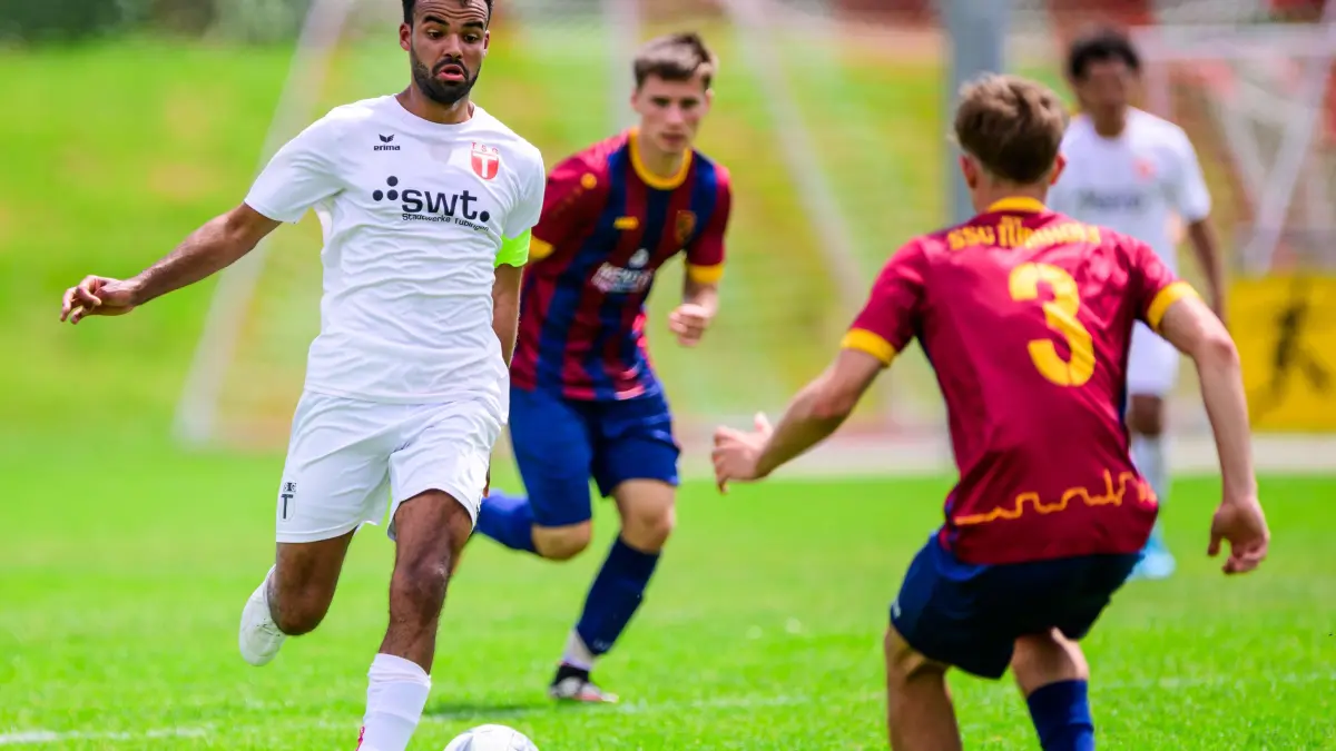 TSG Tuebingen II vs. SSC Tuebingen, Fussball, Bezirksliga Alb, Wuerttemberg, 29. Spieltag, Spielzeit 2024/2025, 01.06.2025: Maxim Elster (TSG Tuebingen II, #08), am Ball gegen Tim Parthenschlager (SSC Tuebingen, #03),
TSG Tuebingen II vs. SSC Tuebingen, Fussball, Bezirksliga Alb, Wuerttemberg, 29. Spieltag, Spielzeit 2024/2025, 01.06.2025
Eibner-Pressefoto/Andreas Ulmer