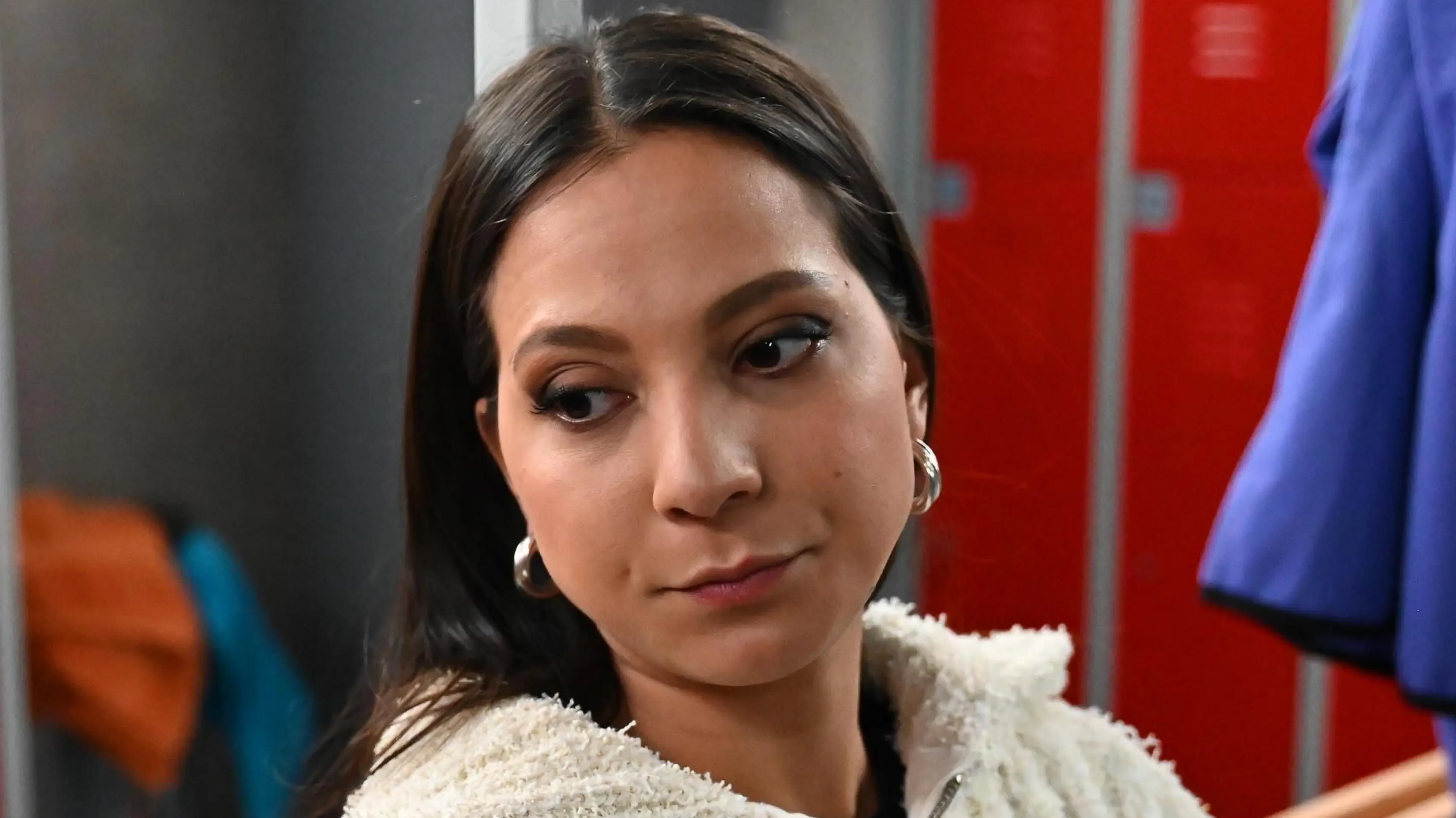 Charlie (Shaolyn Fernandez) ist wenig begeistert von Simones Vorschlag.