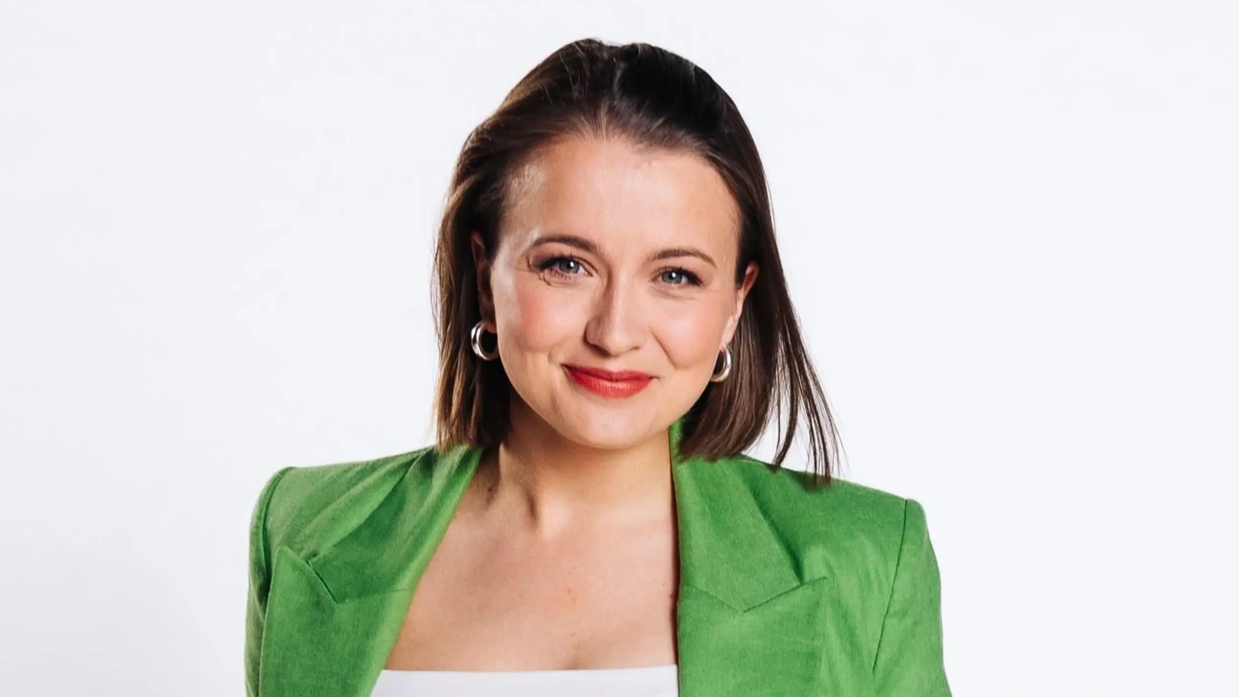 Lucie (Julia Wiedemann) schwebt in Wolke sieben.