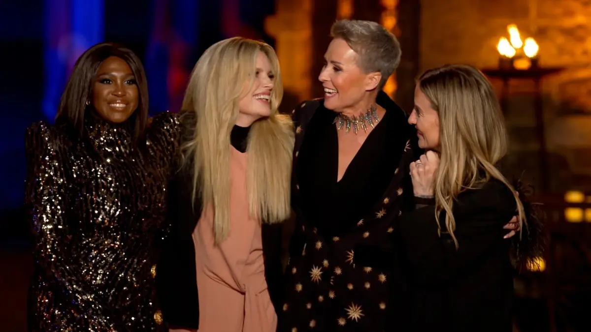 Sonja Zietlow (2.v.r.) gratuliert den drei Verräterinnen Motsi Mabuse (l.), Mirja du Mont (2.v.l.) und Charlotte Würdig zum Sieg von Staffel 3.