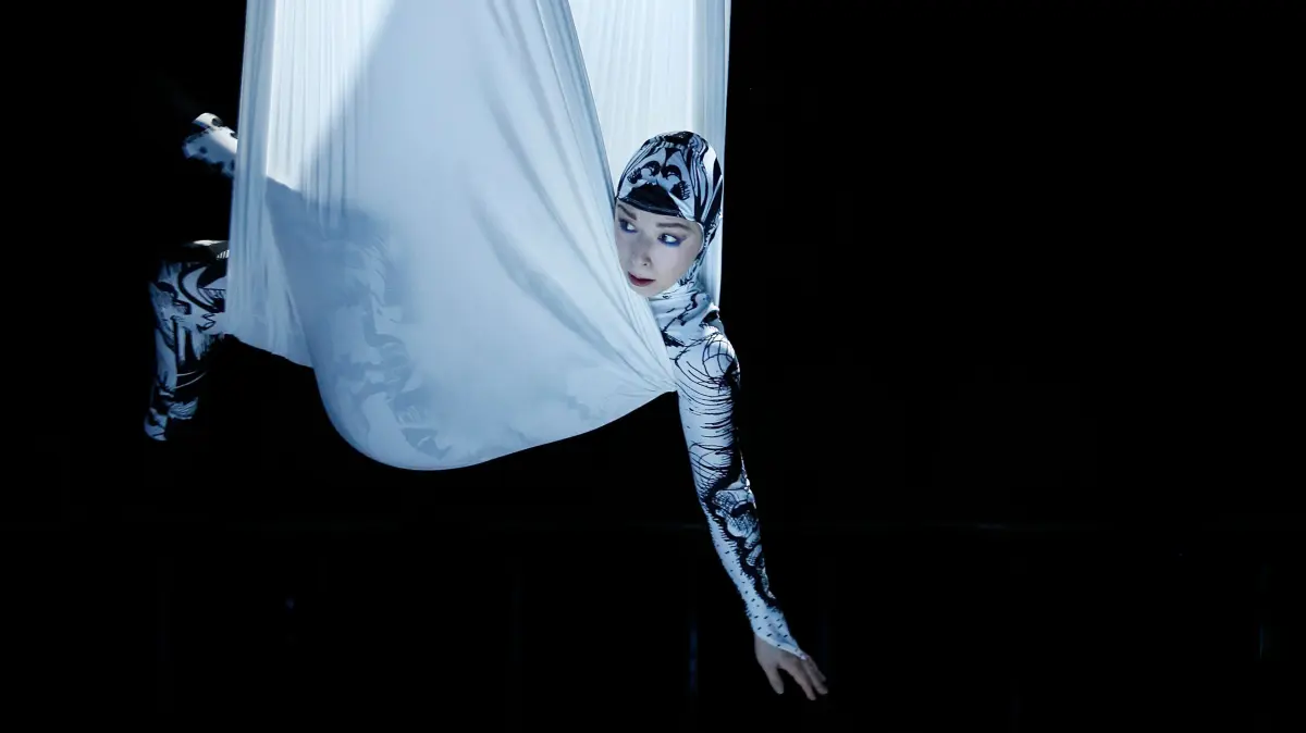 Maya Mayzel in "Die Möwe Jonathan", choreografiert von Annett Göhre.