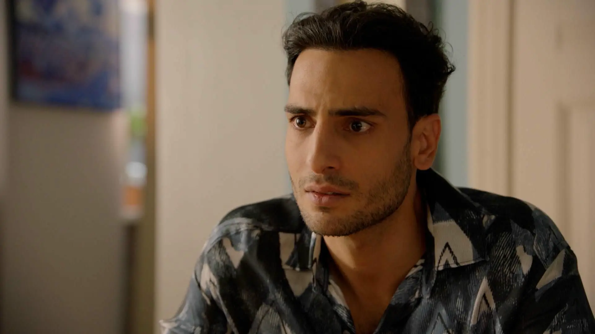 Nihat (Timur Ülker) will nicht realisieren, dass Lilly (Iris Mareike Steen) mit ihm Schluss gemacht hat.