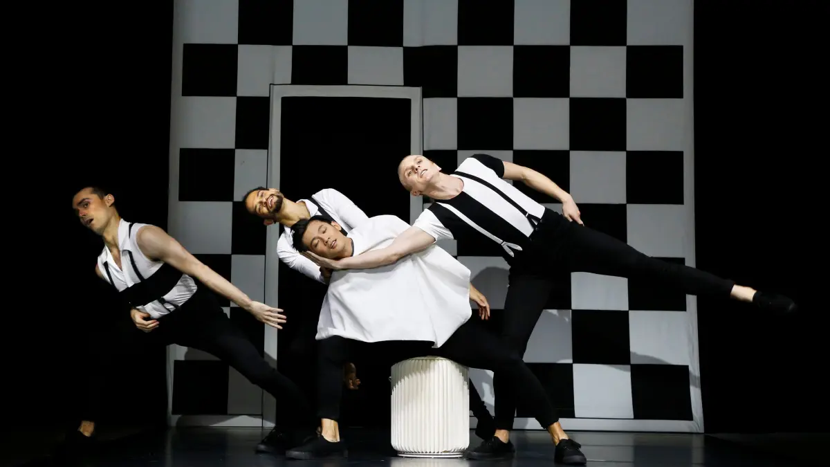 CARMEN_REQUIE MTanztheater in zwei Teilen von Ihsan Rustem und Annett GöhreMit Musik von Rodion Schtschedrin, György Ligeti und Wolfgang Amadeus Mozart