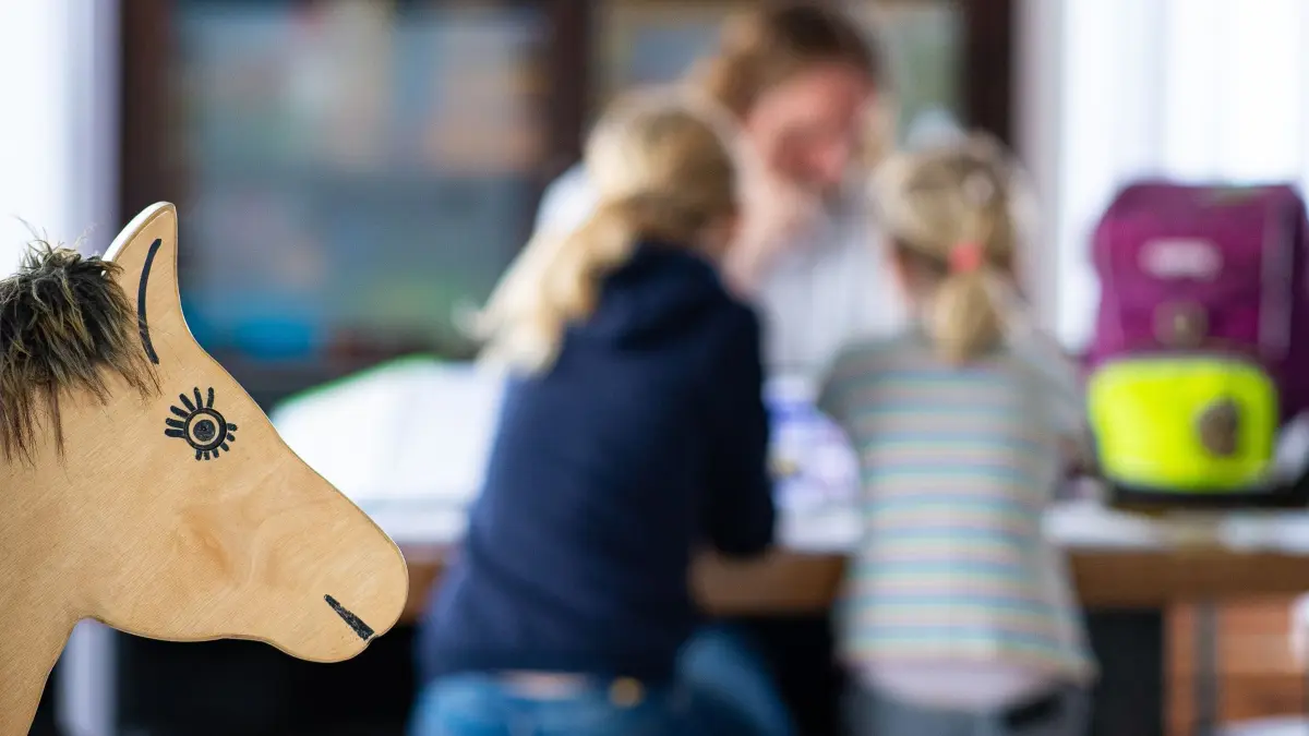 Kinder machen Hausaufgaben: ARCHIV - Bei stark zerstrittenen Eltern ist das Nestmodell laut Gericht keine kindgerechte Lösung. (zu dpa: «Familiengericht: Kein Nestmodell bei zerstrittenen Eltern») Foto: Guido Kirchner/dpa/dpa-tmn - Honorarfrei nur für Bezieher des dpa-Themendienstes +++ dpa-Themendienst +++