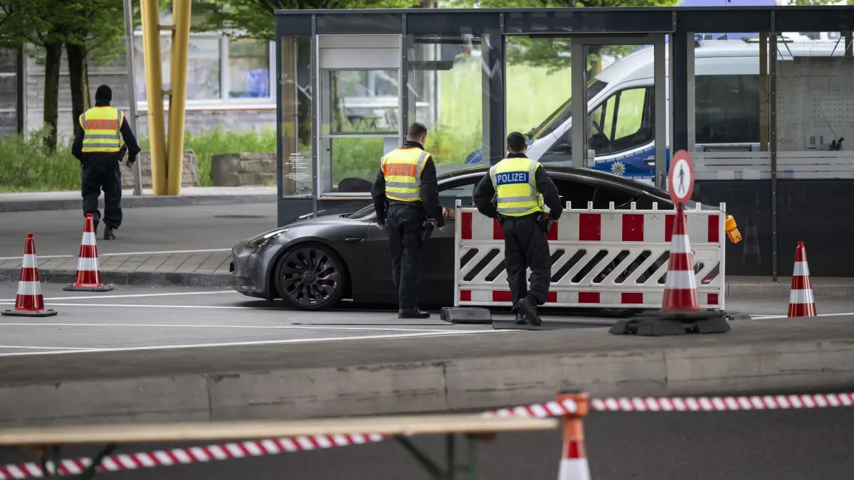 Zurückweisungen von Asylsuchenden: ARCHIV - 09.05.2025, Schweiz, Kreuzlingen: Deutsche Bundespolizisten kontrollieren ein Fahrzeug am Zollamt Konstanz-Autobahn an der Grenze zwischen Kreuzlingen in der Schweiz und Konstanz in Deutschland. Die neue Bundesregierung will mit zusätzlichen Grenzkontrollen und Zurückweisungen von Asylbewerbern gegen unerwünschte Migration vorgehen. (zu dpa: «Migrationsrechtler sieht bei Zurückweisungen offene Fragen») Foto: Gian Ehrenzeller/KEYSTONE/dpa +++ dpa-Bildfunk +++