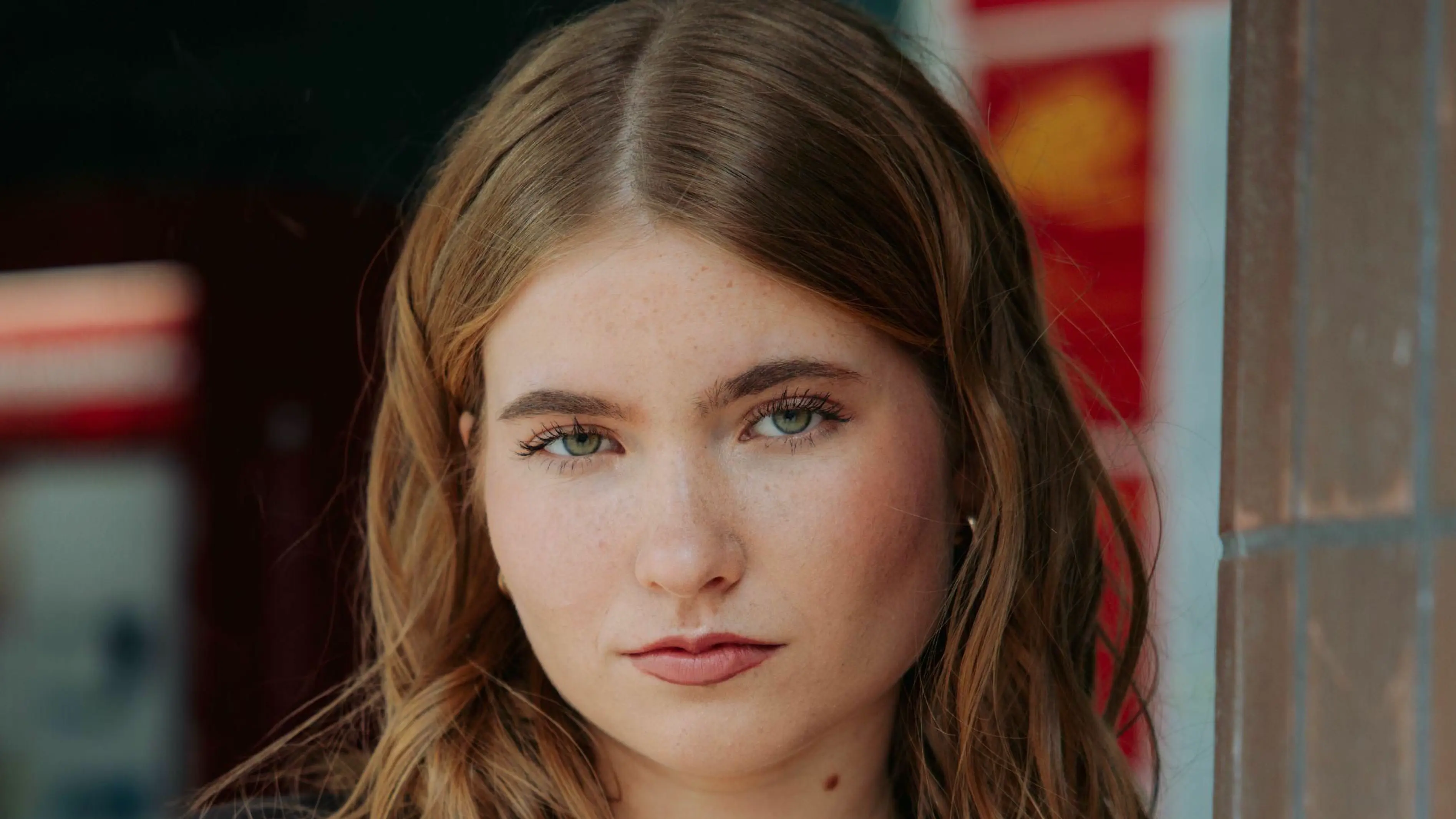 Johanna (Charlott Reschke) bringt bei GZSZ ihren besten Freund in Schwierigkeiten.