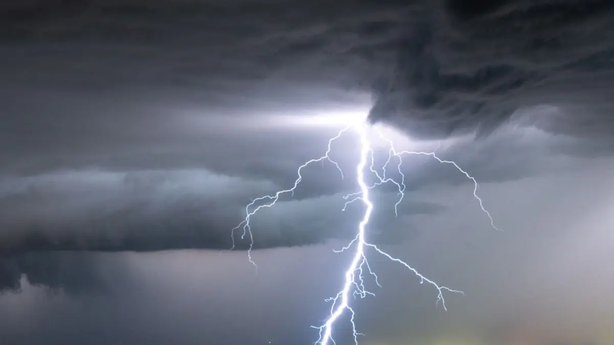 Blitze erhellen den Nachthimmel, fotografiert vom Schuhchristleger, einem Aussichtsberg bei Haibach im Landkreis Straubing. Schwere Gewitter und Starkregen haben in der Nacht zu Dienstag im Osten und Süden Bayerns mehrere Feuerwehr- und Polizeieinsätze ausgelöst. +++ dpa-Bildfunk +++