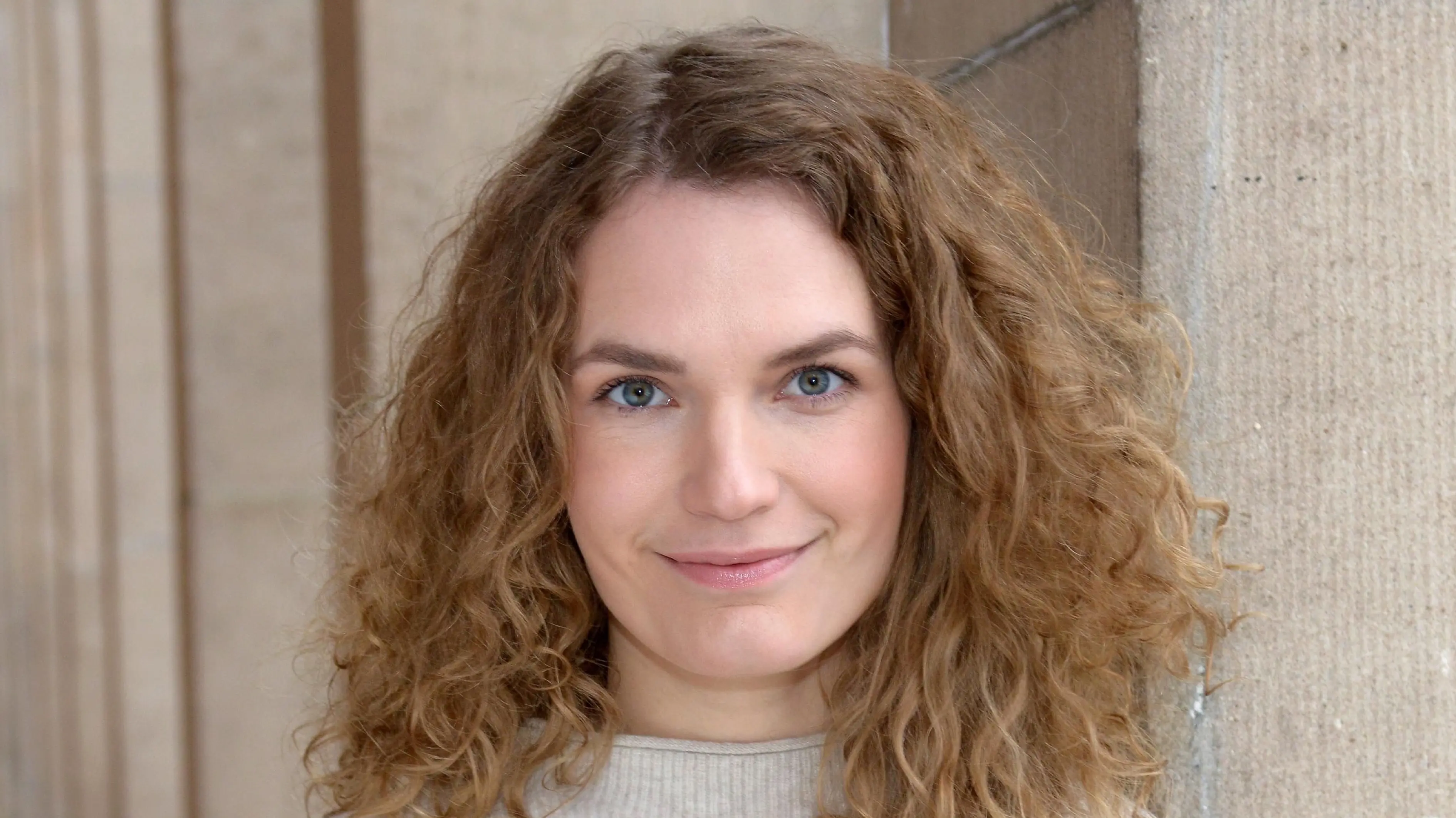 Paulina (Christina Arends) hat Gefühle für John.