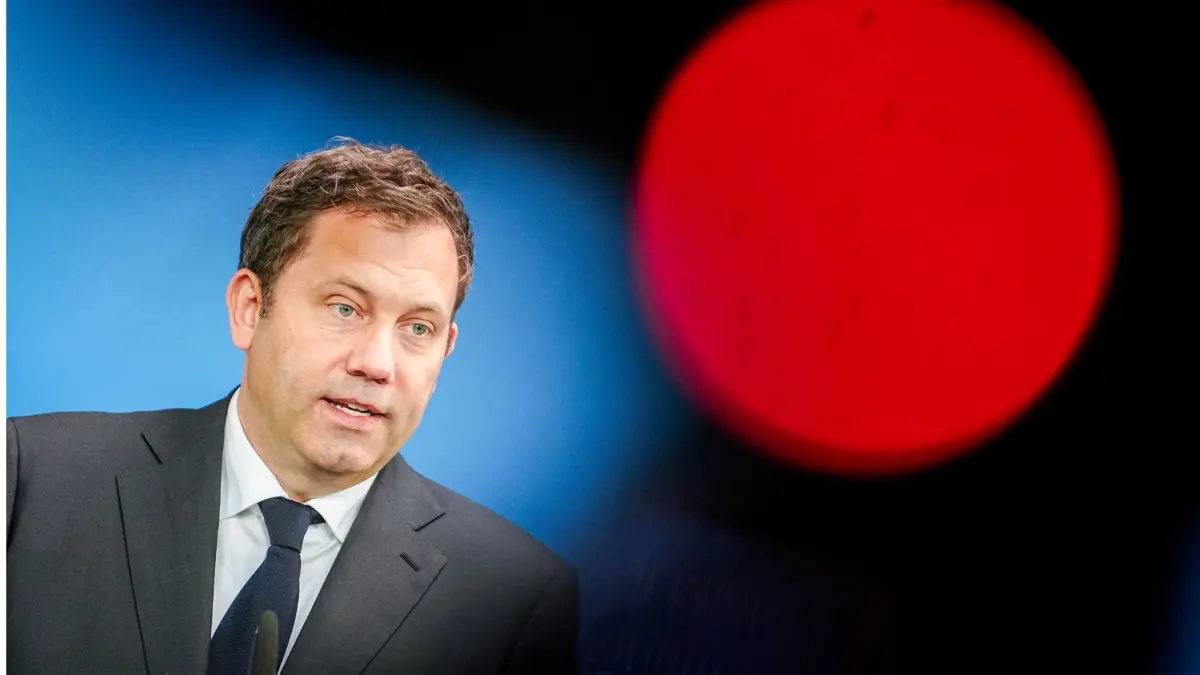 04.06.2025, Berlin: Lars Klingbeil (SPD), Bundesminister der Finanzen, Vizekanzler und SPD-Bundesvorsitzender, gibt eine Pressekonferenz zum Gesetzentwurf für ein steuerliches Investitionssofortprogramm zur Stärkung des Wirtschaftsstandorts Deutschland. Der Gesetzentwurf wurde zuvor vom Bundeskabinett verabschiedet. Foto: Kay Nietfeld/dpa +++ dpa-Bildfunk +++