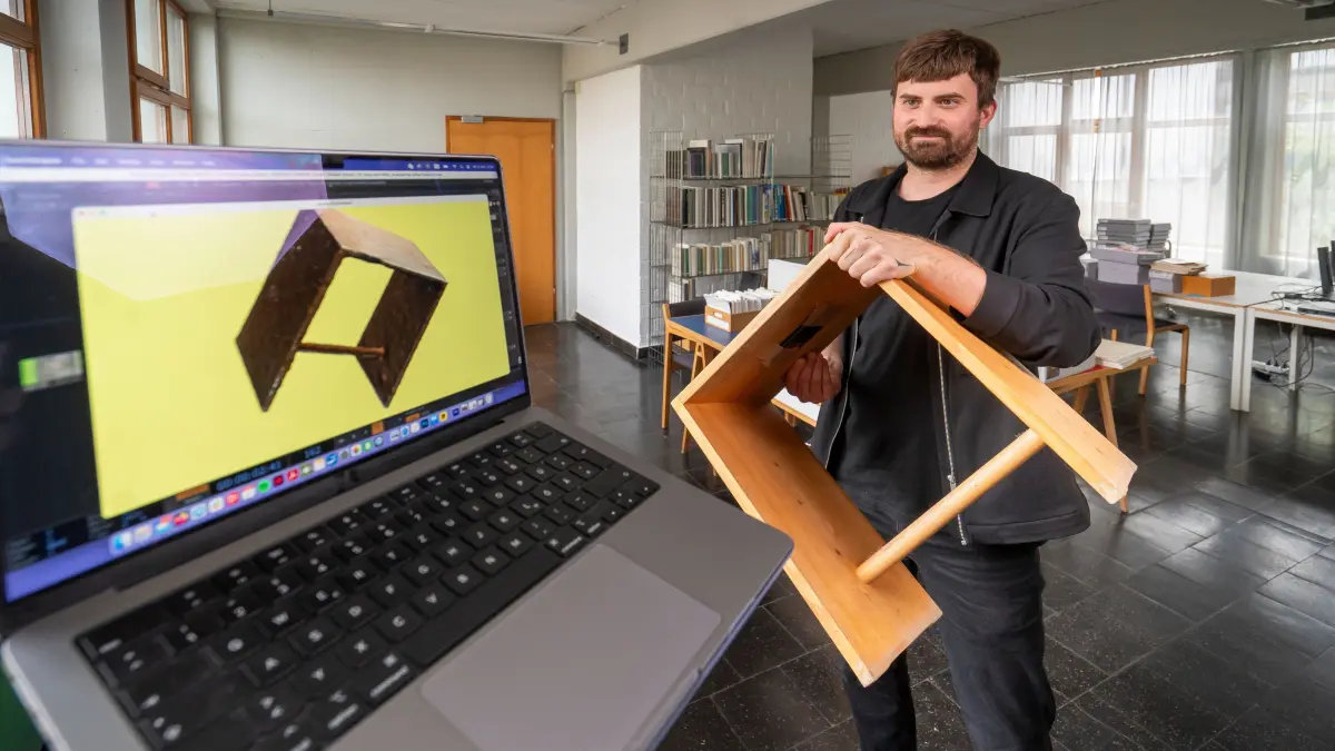 Im HfG-Archiv gibt es einen neuen "Designer in Residence"Tony Beyer ist Designer in Residence 2025/26 am HfG-Archiv Ulm und forscht zum Thema „Architektur und Erinnerung: 70 Jahre HfG-Gebäude von Max Bill“