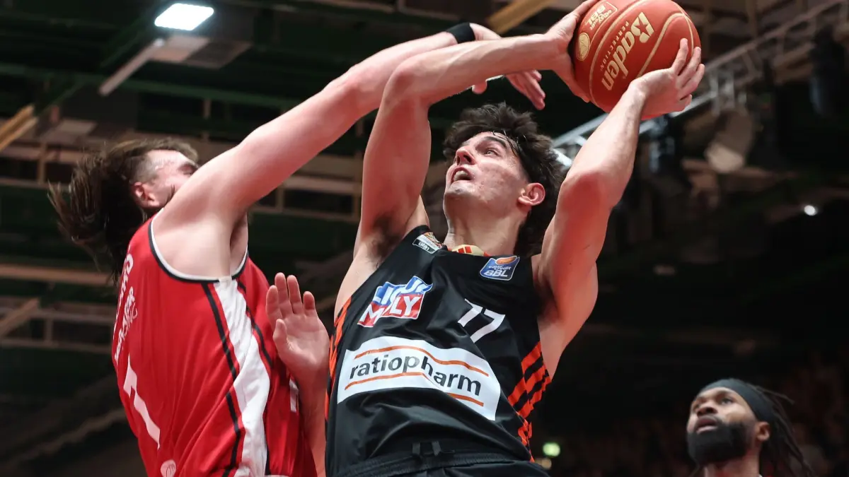 Würzburg Baskets - ratiopharm Ulm: 04.06.2025, Bayern, Würzburg: Basketball: Bundesliga, Würzburg Baskets - ratiopharm Ulm, Meisterschaftsrunde, Halbfinale, 2. Spieltag, tectake ARENA. Ulms Ben Sarev (r) in Aktion gegen Würzburgs Zachary Seliaas. Foto: Karl-Josef Hildenbrand/dpa +++ dpa-Bildfunk +++