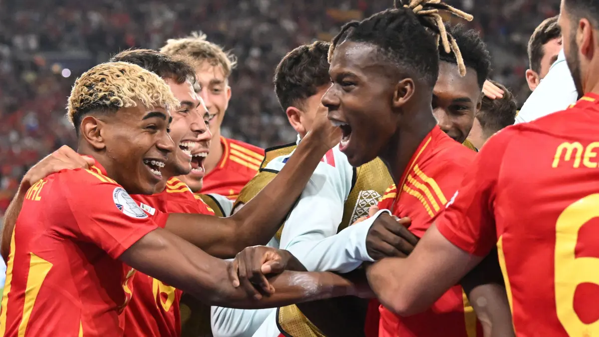 Football: UEFA Nations League - Semi final: Spain v France: Spain's team, including Spain's forward #19 Lamine Yamal and Spain's forward #11 Nico Williams celebrates scoring the team's fourth goal during the UEFA Nations League semi-final football match between Spain and France in Stuttgart, southwestern Germany, on June 5, 2025. (Photo by THOMAS KIENZLE / AFP)