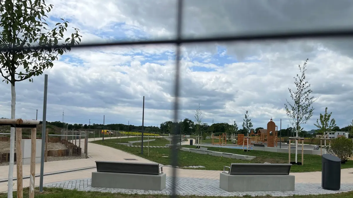 Alles wäre fertig, aber spielen dürfen Kinder hier noch nicht: Neue Anlage im Baugebiet "Illerpark" in Neu-Ulm.