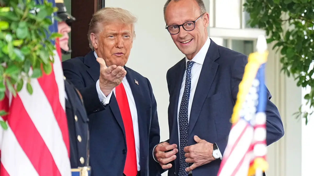 US-Präsident Trump empfängt Bundeskanzler Merz: 05.06.2025, USA, Washington: US-Präsident Donald Trump (l) empfängt Bundeskanzler Friedrich Merz (CDU) vor dem Weißen Haus. Es ist das erste Treffen zwischen beiden Politikern seit Amtsantritt von Trump und Merz. Foto: Michael Kappeler/dpa Pool/dpa +++ dpa-Bildfunk +++