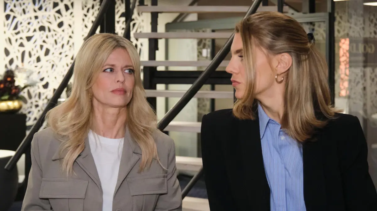 Patrizia (Miriam Lahnstein, l.) weist Stella (Bettine Langehein) in ihre Schranken.