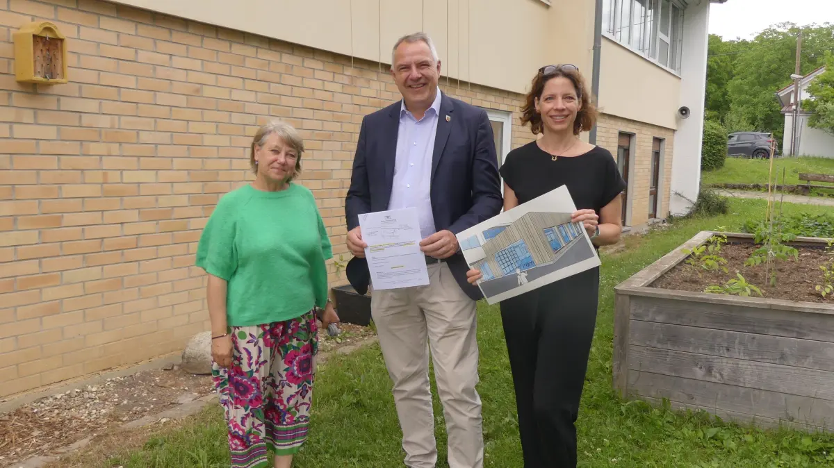 Die Grafenberger Schule bekommt ihre Mensa: Unser Foto zeigt Rektorin Anke Krohnke (rechts) mit Bürgemeiste Volker Brodbeck und Architektin Daniela Wezel.