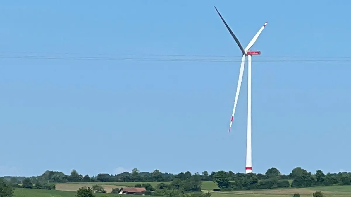 Groß und klein: Auf der Alb werden neue, 250 Meter hohe Anlagen aufgebaut. Die Windräder von Ingstetten aus gesehen zeigen den Unterschied. Rechts eine neue, große Anlage auf der Gemarkung Magolsheim. Links ältere Anlagen, die aber bald durch höhere ersetzt werden sollen. Im Hintergrund wird ebenfalls bereits an einer neuen, hohen auf Magolsheimer Gebiet gebaut.